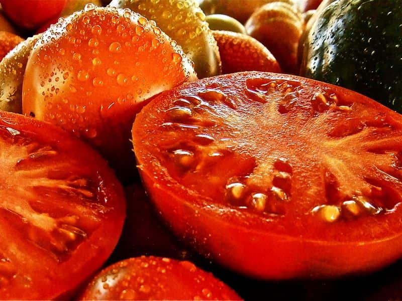 گوجه فرنگی در میدان شیراز (صیفی جات) طعم دهنده قرمز ارگانیک تولید IRAN