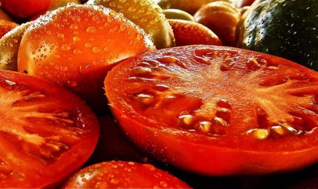 گوجه فرنگی در میدان شیراز (صیفی جات) طعم دهنده قرمز ارگانیک تولید IRAN
