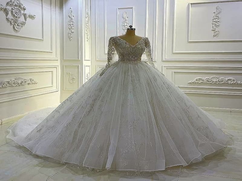 لباس عروس در ایران؛ ساده مجلسی 2 جنس حریر دانتل دنباله دار