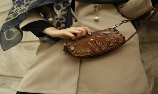 کیف زنانه چرم نگار؛ الیاف طبیعی مسنجر طرحدار Leather
