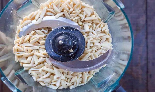 خلال بادام درجه یک؛ درمان بیماری قلبی حاوی کلسیم آهن ویتامین E