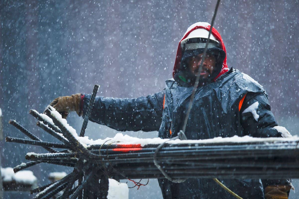 قیمت خرید لباس کار زمستانی + خواص، معایب و مزایا