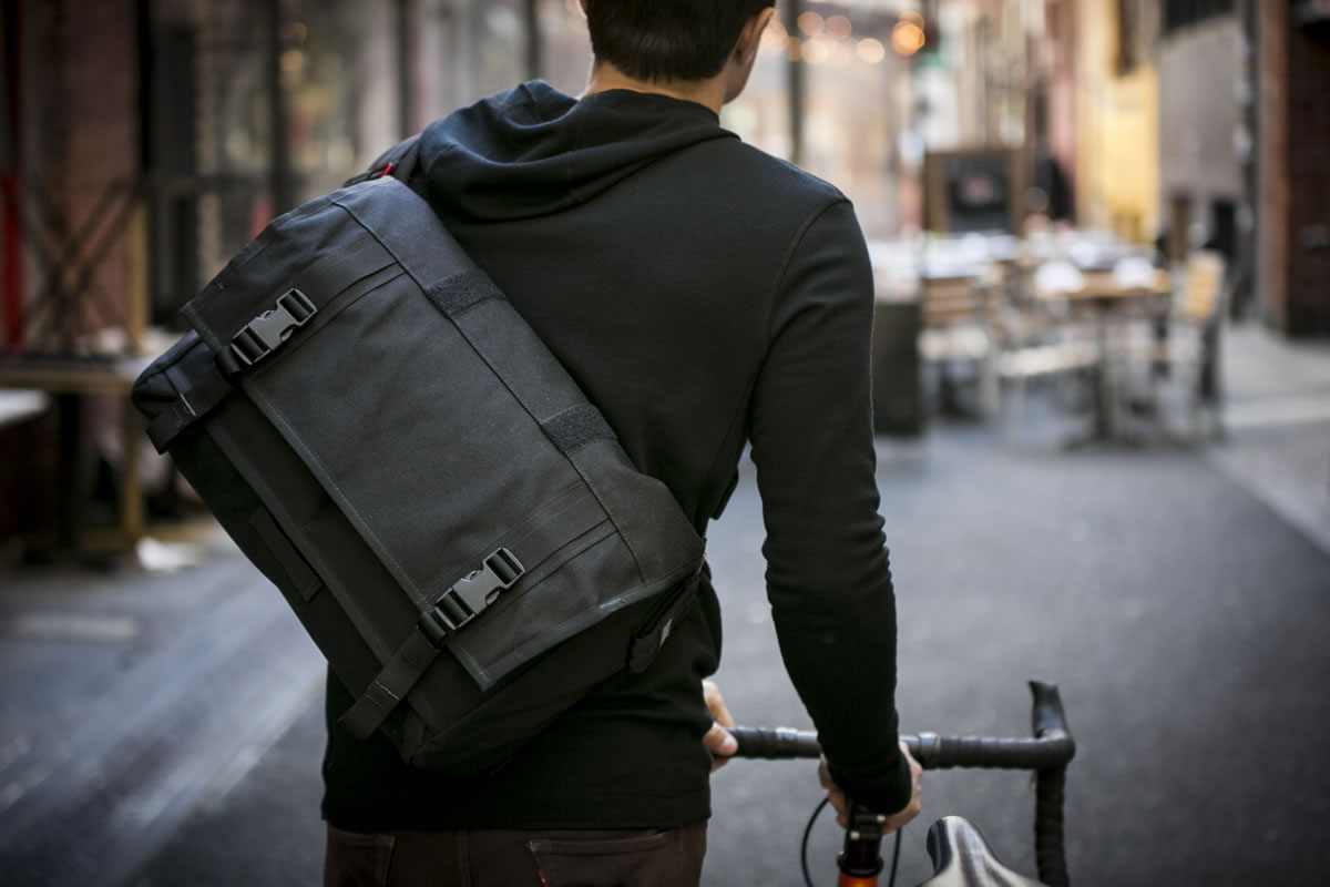 خرید کیف دوشی مردانه برزنتی با قیمت استثنایی