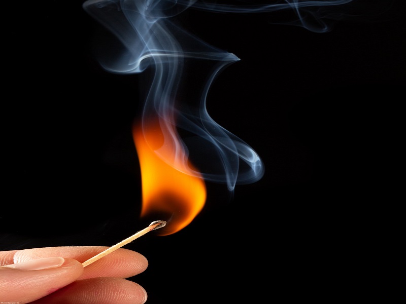 کبریت با چی روشن میشه ؟