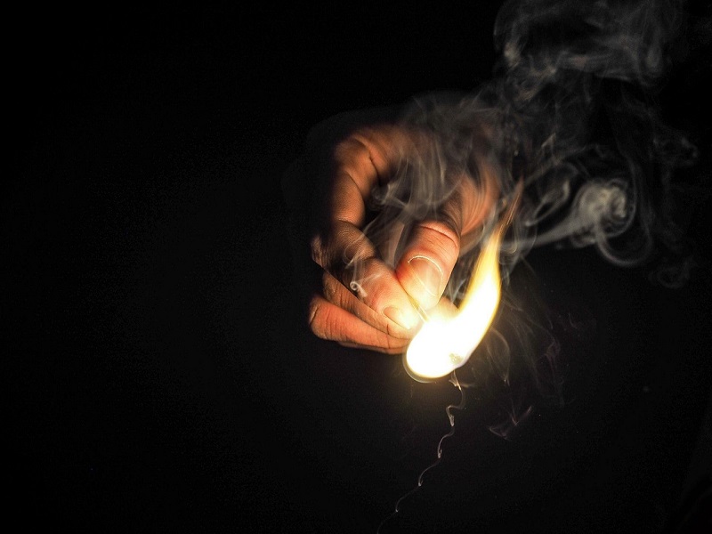 آموزش کبریت زدن با یک دست !