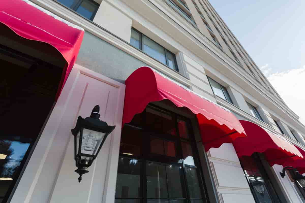 خرید مناسب چتر جلوی مغازه