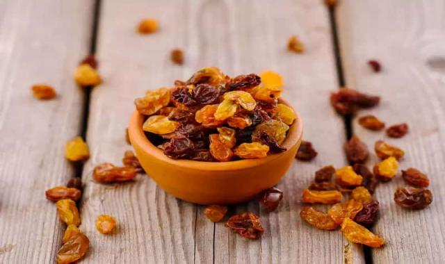 بهترین زمان خوردن کشمش برای لاغری