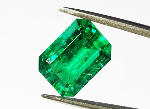 سنگ زمرد رگه دار همراه با توضیحات کامل و آشنایی