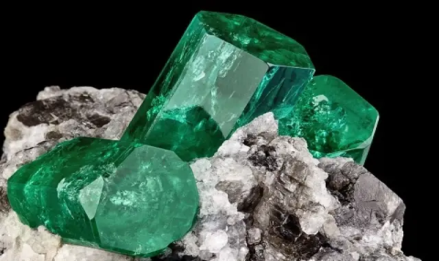 سنگ الماس طبیعی تراش نخورده قرمز دارای شناسنامه کد 98