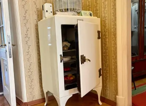 لوازم خانگی دارای جیوه قرمز و یخچال قدیمی