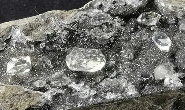 سنگ الماس طبیعی تراش نخورده و خواص آن