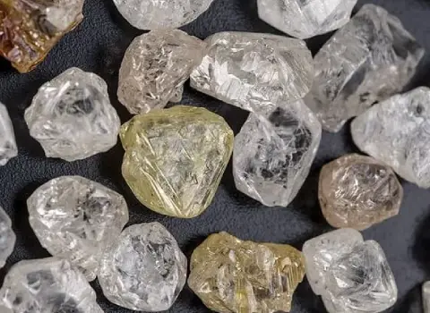 نحوه شناسایی سنگ الماس سیاه خام تراش نخورده