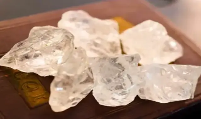 ارزش و قیمت سنگ شیشه ای سفید خام