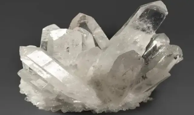 سنگ سفید شیشه ای و کاربرد آن در زیور الات