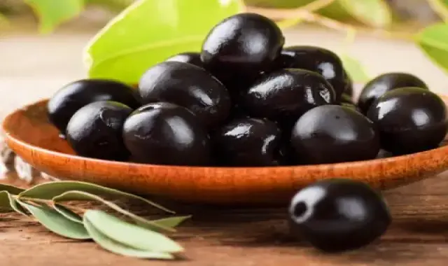 طرز تهیه زیتون سیاه پرورده خانگی