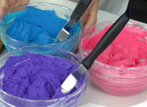 نحوه استفاده از رنگ خوراکی ژله ای برای تزیین کیک