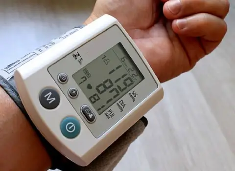 قیمت دستگاه تست قند خون مچی و ویژگی های آن