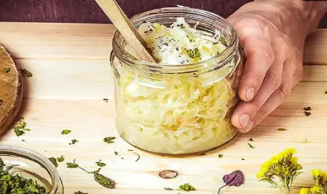 آیا می دانید رنگ ترشی کلم سفید خالی را چگونه زرد کنیم؟