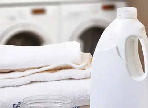 لیست قیمت مایع سفید کننده لباس سفید به صورت عمده و با صرفه