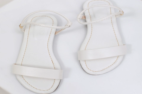 قیمت خرید عمده صندل چرم سفید زنانه ارزان و مناسب