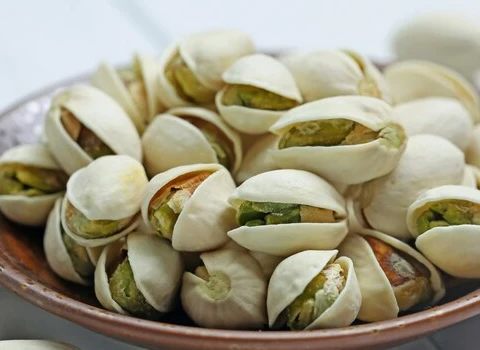 پسته خام اکبری آشنایی صفر تا صد قیمت خرید عمده