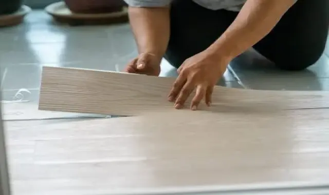 کفپوش pvc پشت چسب دار آشنایی صفر تا صد قیمت خرید عمده