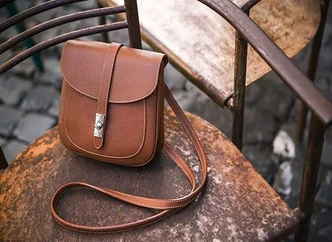 راهنمای خرید کیف دوشی چرم دست دوز با شرایط ویژه و قیمت استثنایی