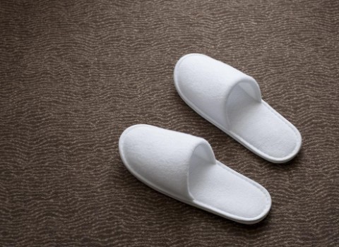 قیمت خرید دمپایی هتلی + مزایا و معایب