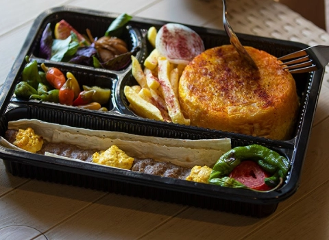 مناسب ترین قیمت ظروف یکبار مصرف مجلسی در دی ۱۴۰۱