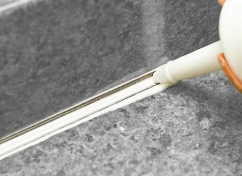 چسب آکواریوم سرنگی؛ انعطاف پذیر قدرت بالا کاربرد (شیشه بری آکواریوم)