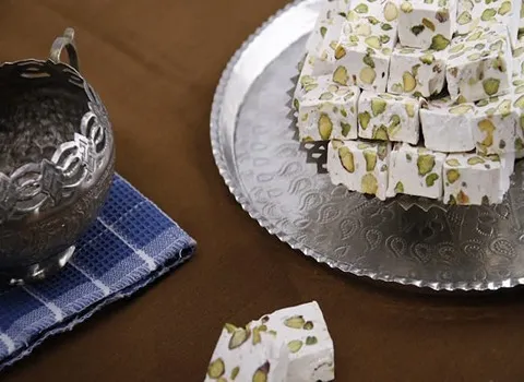 گز بادامی؛ شیرینی سنتی لقمه ای آردی (Esfahan)