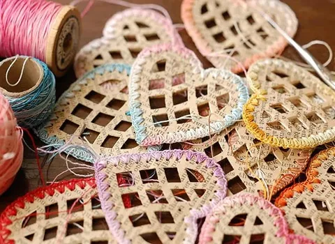 نخ پلی استر قلاب بافی؛ قرمز مشکی صورتی مناسب گلدوزی گیوه بافی