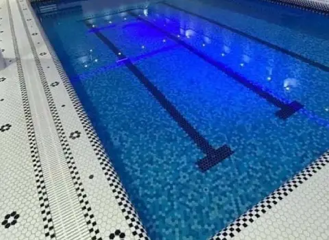 کاشی موزاییک استخر؛ لوزی مربعی ضدآب 3 رنگ نارنجی آبی سفید