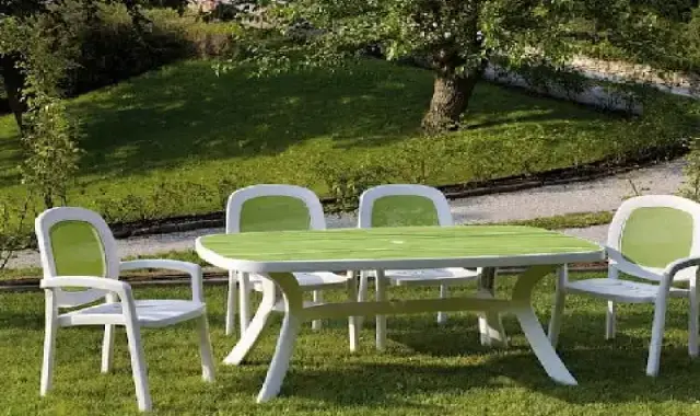 میز و صندلی پلاستیکی دست دوم؛ سبک مقاوم قابل شستشو