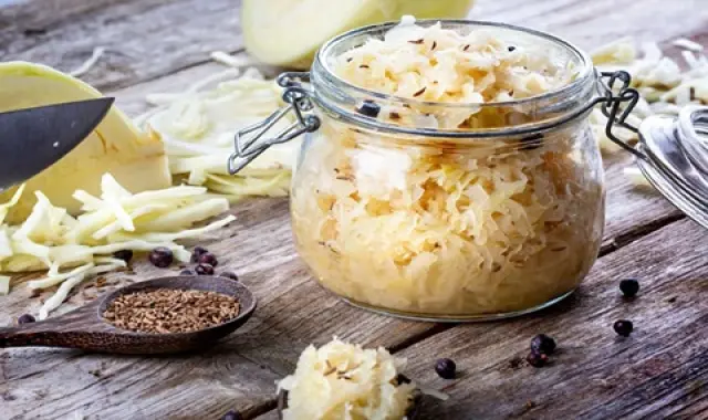 ترشی کلم سفید؛ طرز تهیه ترشی کلم سفید زرد رنگ (رستورانی فوری)