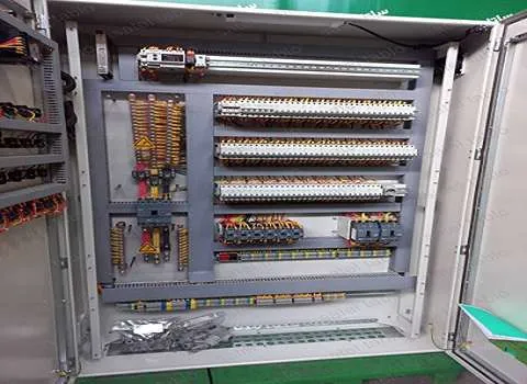 تابلو برق سه فاز ساده؛ دیواری میزی صنعتی کنترل جریان برق