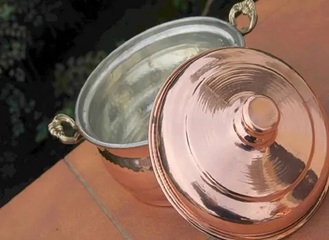 ظروف مسی کیلویی دست دوم؛ قاشق لیوان قابلمه بشقاب رنگ قرمز تیره