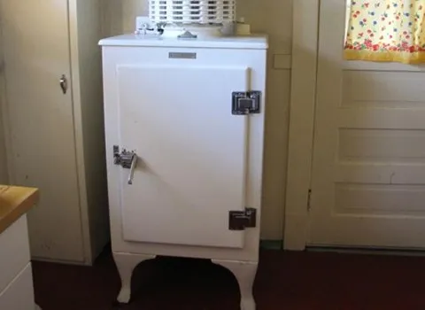 یخچال نفتی قدیمی سیستمی کارآمد در تبریز کد 09