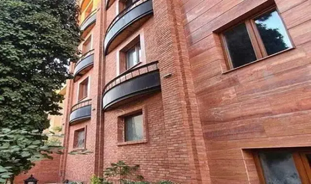 سنگ تراورتن عباس آباد؛ سفید خاکستری دارای وزن سبک برش آسان