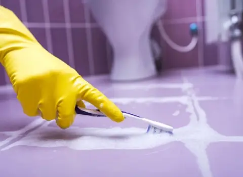 جرم گیر کاشی حمام یک راه حل قدرتمند با اثربخشی برای تمیزکردن کاشی‌های حمام