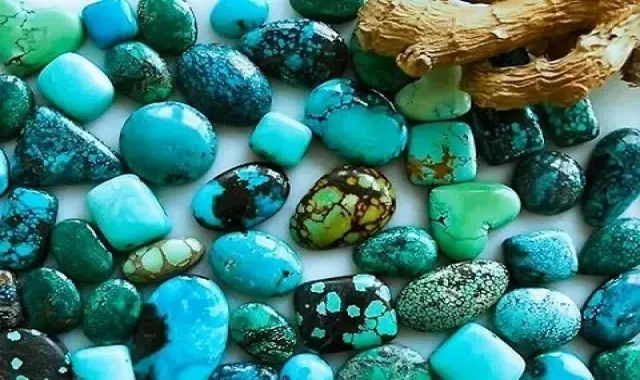 سنگ فیروزه سبز نیشابور همراه با توضیحات کامل و آشنایی