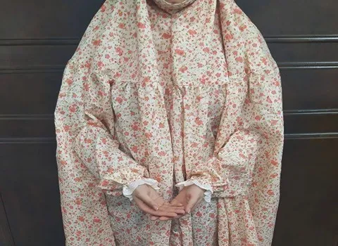 چادر نماز در قم ؛ نخی پنبه ای مقنعه دار دور دوزی شده