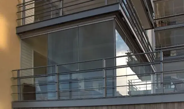 شیشه نشکن بالکن؛ پنجره ای ریلی تاشو 3 رنگ سفید خاکستری طرح چوب