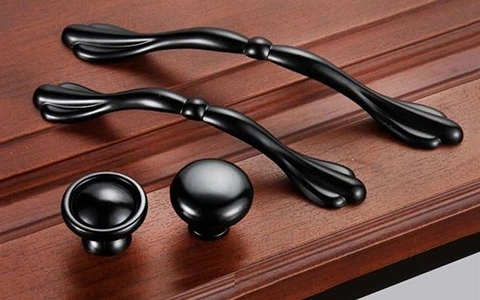 دستگیره کابینت مشکی؛ سرامیکی مدرن دوپیچ کلاسیک 2 برند بلوم فانتونی