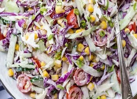 سالاد کلم سفید با ذرت، کالباس، ژامبون به 2 روش رستورانی + طرز تهیه