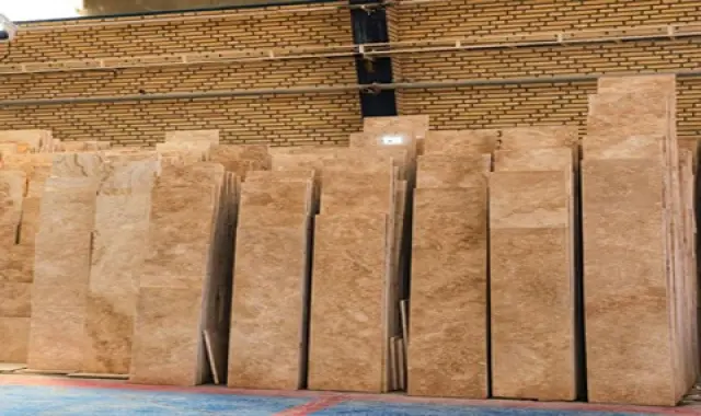 سنگ تراورتن عسلی حاجی آباد؛ موج دار با دوام (قابلیت برش سوراخ کاری) ضد خوردگی