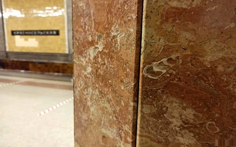 سنگ تراورتن قهوه ای سوخته؛ رگه دار ساده ابعاد (60 * 60) کف سازی Iran