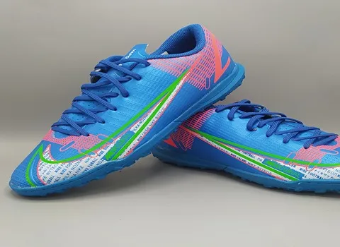قیمت خرید کفش ورزشی فوتبال + عکس