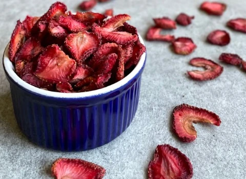 توت فرنگی خشک؛ خوشمزه صنعتی حفظ طعم ماندگاری بالا