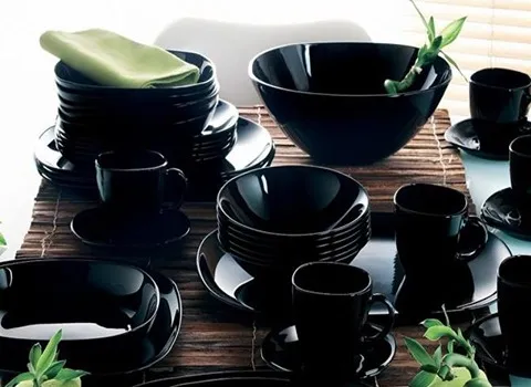 ظروف ملامین مشکی؛ جنس پلاستیک فشرده سبک مناسب مراسمات رستوران